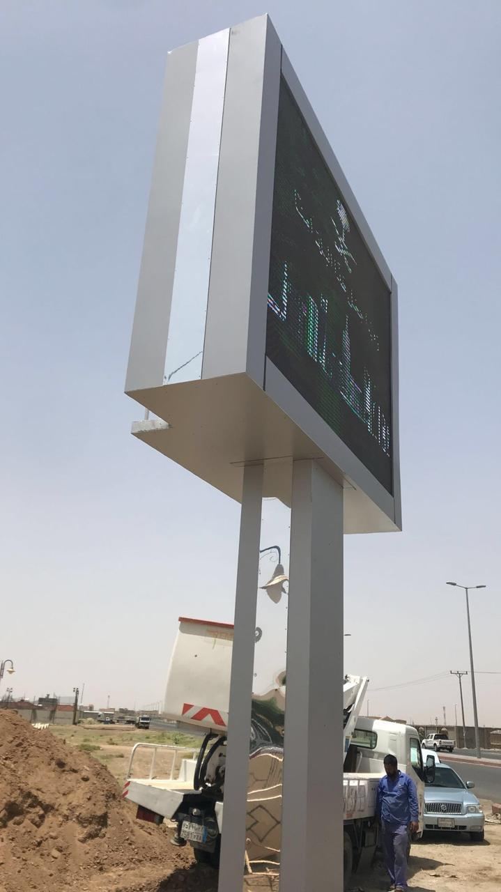 LED screen pylon sign during installation