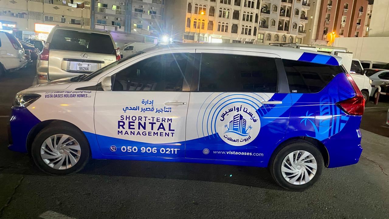 Short-term rental company MPV car branding